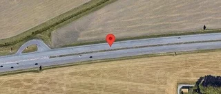 Stillastående personbil orsakar stopp i ett körfält på E4
