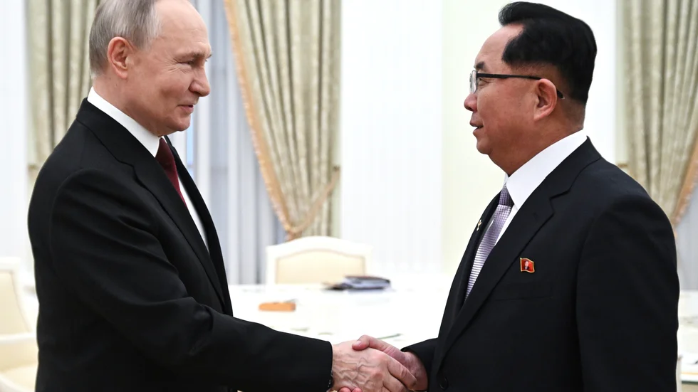 Rysslands president Vladimir Putin och Ri Hi-Yong, en hög representant för Nordkorea, skakar hand i Moskva i februari i år.