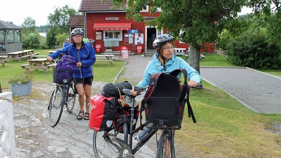 Ann-Marie och Emelie Wiktorsson från Göteborg är ute på en veckas cykelsemester i Östergötland och sökte skydd mot regn och blåst i Tyrislöt.