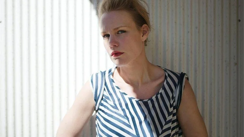 Hanna Nordenhök är författare född 1977, bosatt i Stockholm och verksam som litteraturkritiker i Aftonbladet. 
Foto: Sara Moritz