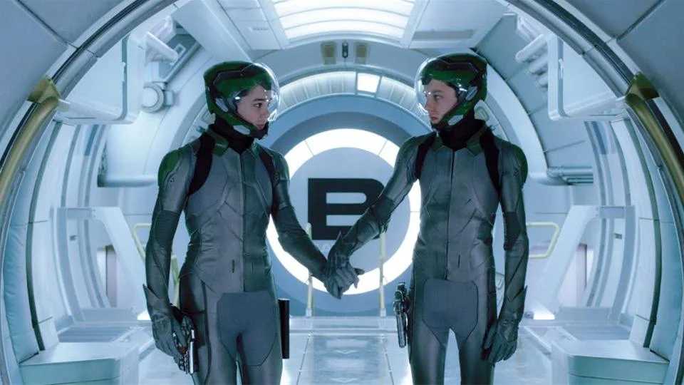 Hailee Steinfeld och Asa Butterfield spelar minderåriga rymdsoldater i "ender's game".
Foto: Disney
