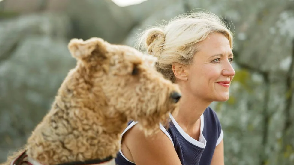 Klara Zimmergren är komiker, radiopratare och programledare. Tillsammans med Mia Skäringer gjorde hon humorprogrammet "Mia och Klara" för SVT.