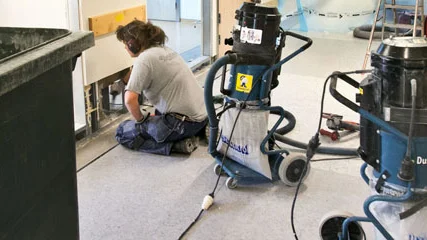 LINKÖPING 20140312
Avdelningen för cytostatikabehandlingar, i Onkologhuset, är avstängd. Patienterna får sitta i ett provisoriskt väntrum i trapphuset och personalen har fått flytta in hos varandra. 
Bilden: Maria Johansson från Miljöbyggarna.
Bild Jeppe Gustafsson