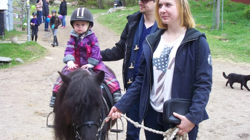 Emilia Högström, ordförande i Ridklubbens ungdomssektion, ser till att besökare rider tryggt.