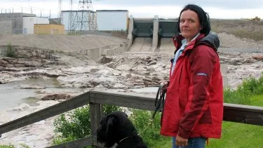En torr älvfåra och inget Fallens dag i år. Synd,tyckte Anita Unnes från Jokkmokk som hade kommit till Porjusdagarna på söndag med hunden Darko. Fotograf: John Filipsson