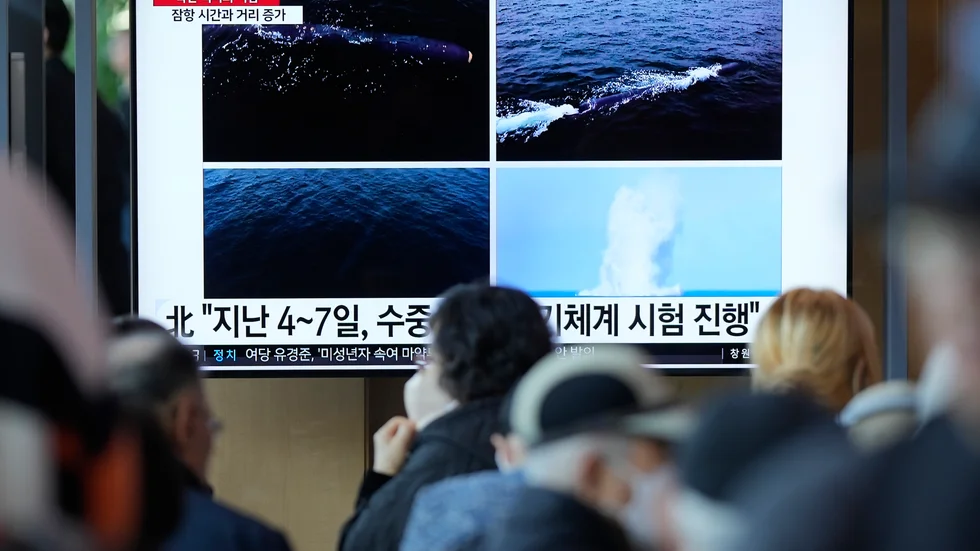 En tv-skärm på en tågstation i Seoul i Sydkorea visar på lördagen bilder av drönartestet som publicerats av Nordkoreas statliga nyhetsbyrå KCNA.