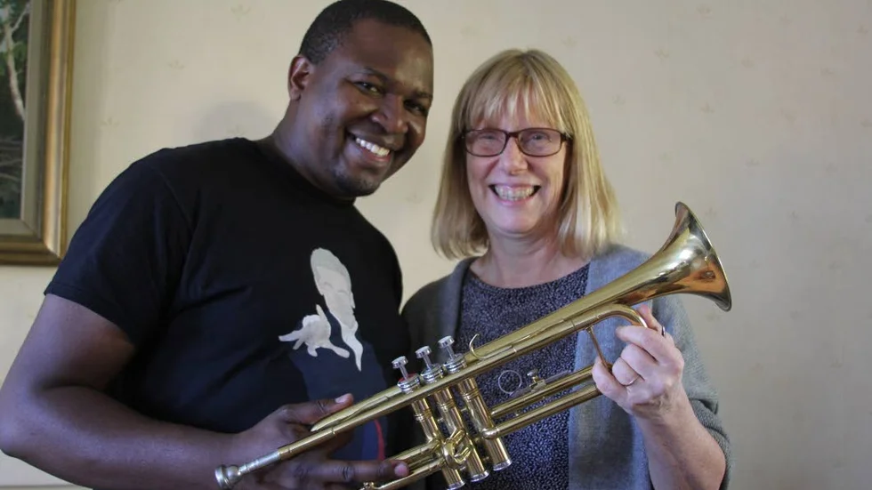 Till Kenya. Trumpeten som Micael Wachira och Mimmi Ericsson håller i ska till Kenya och spelas av ett barn, som får plats i en okrster som bildas inom ett par veckor.