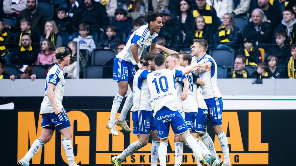 IFK Norrköpings Jesper Ceesay och lagkamrater jublar med Arnor Traustason efter 0-2.