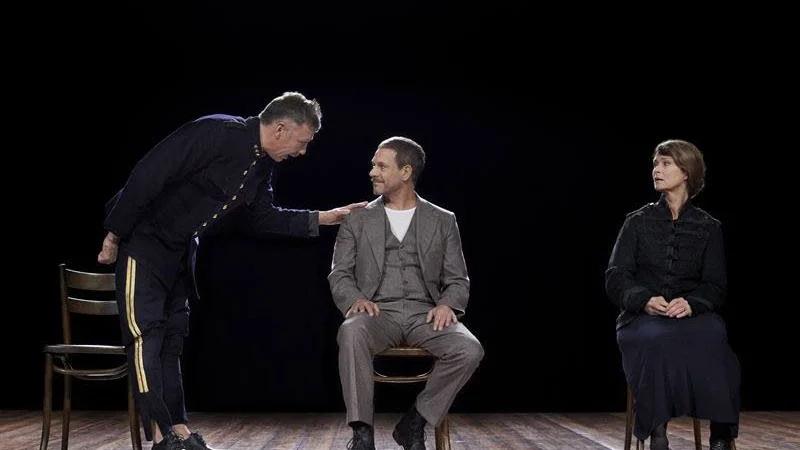 "Dödsdansen". Mikael Persbrandt, Thomas Hanzon och Lena Endre i Strindbergs drama. Ihop med pjäsen visas också en dokumentär om repetitionerna.