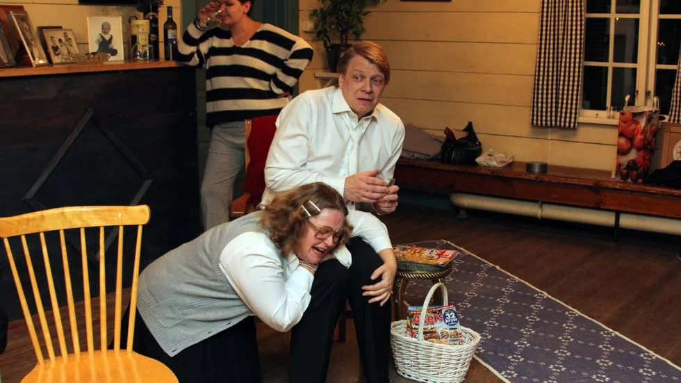 Anna Lindholm, Mattias Häger och Lotta Willsäter i Teater Traskas föreställning "Arvslotten" i Åtvidaberg.