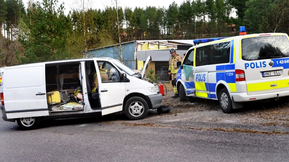 Trafikolycka mellan skåpbil och polisbil i ett grustag i nära Lönsås kyrka.
Bild: Kjell Gustafsson