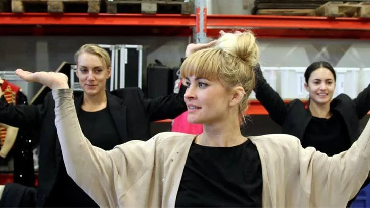 I föreställningen Showgirl får Hanna Lindblad delvis sällskap av två andra showgirls, dansarna Sofia Södergård och Bianca Traum.