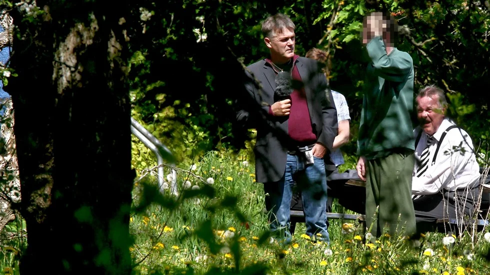 OMBERG 20120524
Polisen fÃ¶r en kamp mot klockan. Senast i dag, fredag mÃ¥ste Ã¥klagaren bestÃ¤mma sig fÃ¶r om den mordmisstÃ¤nkte, som i gÃ¥r vallades pÃ¥ brottsplatsen, ska begÃ¤ras omhÃ¤ktad eller fÃ¶rsÃ¤ttas pÃ¥ fri fot. 
Bilden: Advokat Anders Berglund.
Bild Jeppe Gustafsson