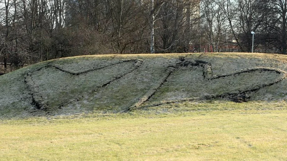 Två stora hjärtan i gräsmattan finns att beskåda i Stångebro.
Foto: Jan Christer Persson