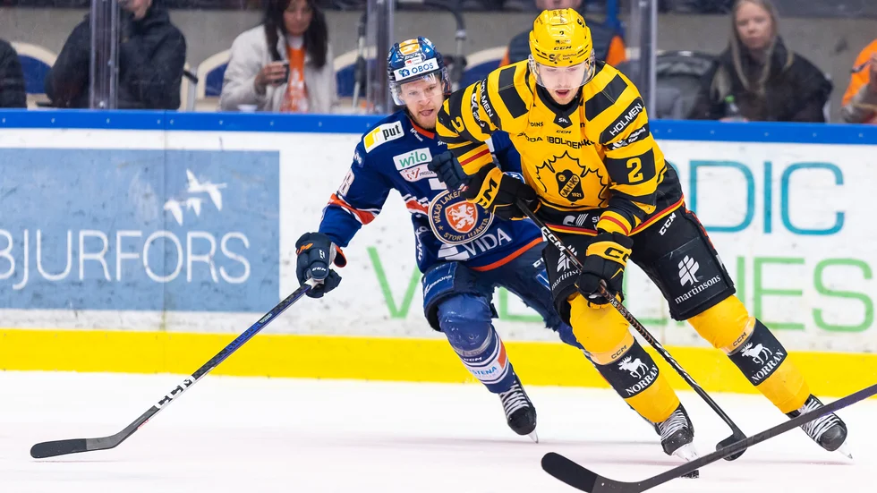 Linus Högberg gjorde Skellefteå AIK:s andra mål i lördagens SM-final mot Växjö, innan hemmalaget kvitterade med dubbla mål i den andra.