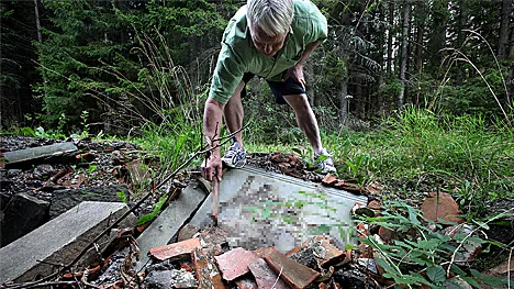 ? Det känns olustigt att gravstenar ligger så öppet i skogen, menar Sven-Erik Brandt, som hittade gravstenarna under en svamputflykt.