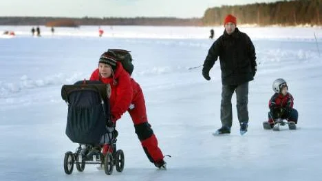 Nu ser Luleå kommun en möjlighet att få intäkter från isbanan. Två bodar för försäljning eller andra aktiviteter hyrs ut till företag och föreningar. Bodarna placeras längs isbanan där hyrestagarna så önskar. FOTO: Kurt Engström