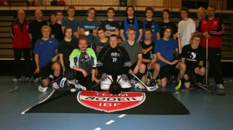 Team Bodens division III-lag med ledare och tränare. Övre raden fr v: Sören Lövkvist; Mats Mukka; Susann Larsson;  Jesper Rovik;Thomas Sjölén; Martin Sundberg; Andreas Berg; Svante Lövkvist; Adam Bergström; Gustav Jönsson; Marcus Flodman; Göran Söreke; Dick Larsson. Främre raden; Andreas Bäcklund; Joel Söreke; Adrian Anthoney; Emil Nordberg; Jan-Olov Larsson; Johannes Stenvall; Markus Gabrielsson Längst fram; Fredrik Aronsson och Jahn Wirkola.