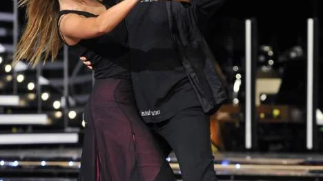 Skådespelaren Stefan Sauk dansar tango med sin danspartner Malin Johansson i "Let´s Dance" och byborna i Kallax håller tummarna för sin hedersmedborgare.FOTO: JONAS EKSTRÖMER