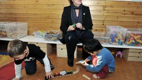Mona Sahlin i lektagen med bilar och tåg på Burströmska förskolan. Men när det drog ihop sig till allvar blev det svävande besked kring Norrbotniabanan. FOTO: Bengt-Åke Persson