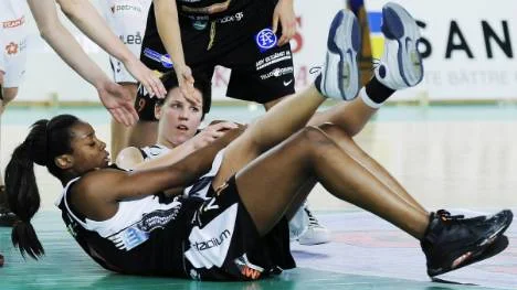 Linnea Eliasson (här bakom Norrköpings Tanya Massamba) gjorde en av sina bästa matcher på länge när Luleå Basket vann i Pontushallen.