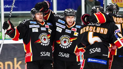 ÄNGELHOLM 2010-03-11
Luleå jubel efter mål av Chris Abbott och Cam Abbott i torsdagskvällens elitseriematch i ishockey mellan  Rögle BK och Luleå i Lindab Arena i Ängelholm. 
Foto: Andreas Hillergren / SCANPIX / Kod 10600