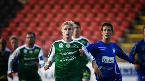 Björn Blombäck har tränat med allsvenska Mjällby. Men det ser ut som om att han ska fortsätta i BBK minst en säsong till.
