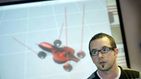 Mikael Nybacka, teknologie doktor vid LTU. I bakgrunden visas bilder från programmet RTM.Foto: Kurt Engström