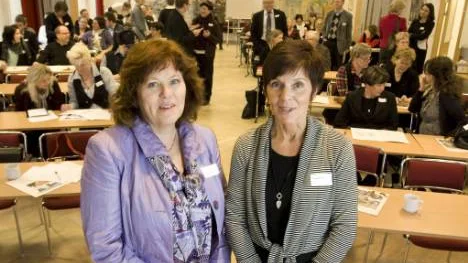 Christina Franzén, föreläsare till vänster, mötte Elisabeth Sandberg, Norra Skogägarnas styrelse, på Bodens styrelsedag. "Kunskapsproblemet är att många inte har förstått att kön har stor betydelse i organisationen. Har man inte koll på detta så kan man inte heller driva företaget rationellt".FOTO: Göran Ström