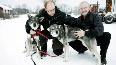 Jan Lundin, till vänster, tillsammans med räddaren i nöden, Gunnar Hägg, och rymmarna Baloo och Axa. Nu är allt frid och fröjd igen. FOTO: Pär Bäckström