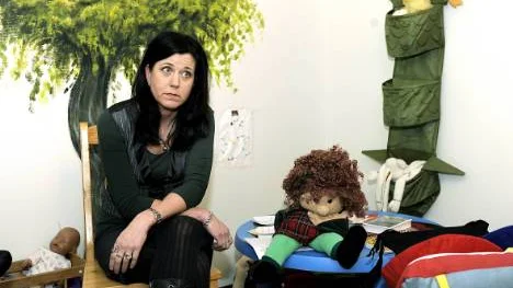 Inger Lindsund är mycket bekymrad över att Kvinnojouren inte längre kan erbjuda hjälp till barnen. "Jag måste prata med socialnämndens ordförande Eva Bergström", säger hon.FOTO: Bengt-Åke Persson