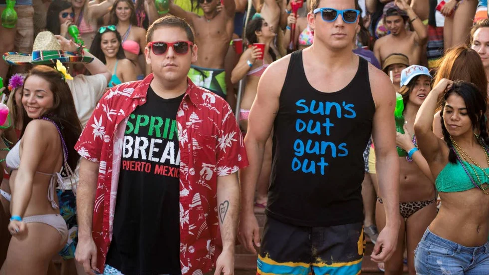 Jonah Hill och Channing Tatum försöker smälta in som studenter på ett college i jakt på en knarklangare. Det går sådär.
