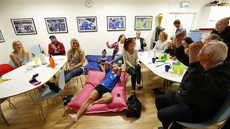 LFC-spelarna följde lottningen tillsammans på Linköping arena.