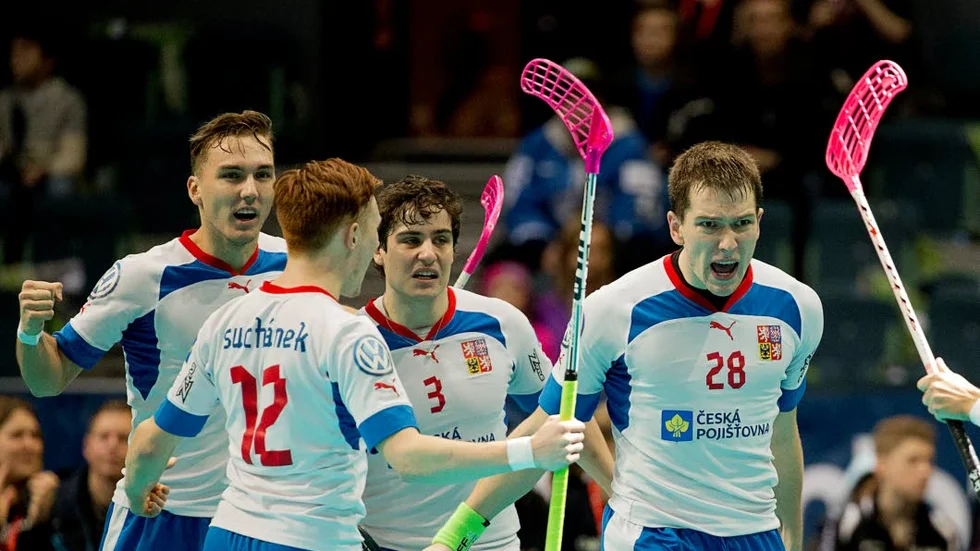 Matej Jendrisak (nr 28) till vardags i Linköping vrålar ut sin glädje.