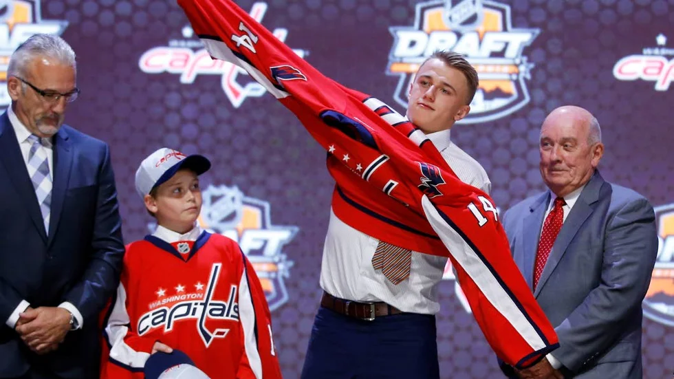 Jakub Vrana har skrivit på för tre år med Washington Capitals.