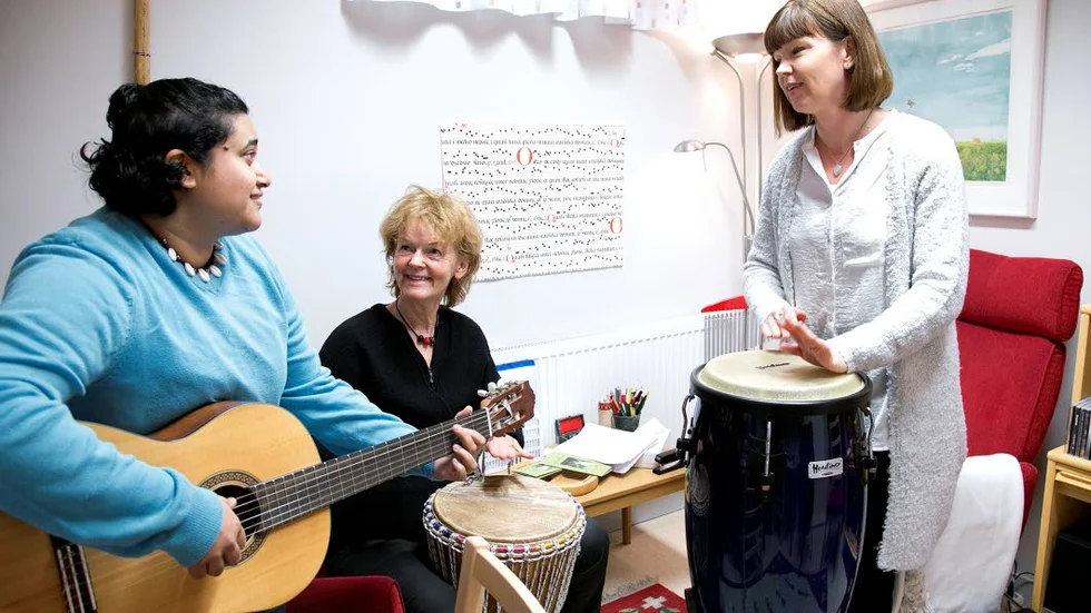 Samspel. Kontaktskapande och kommunikation är grunden i musikterapin. Louise Klasén, Inger Kroon och Annika Lejonclou är tre av Östergötlands få utbildade musikterapeuter.