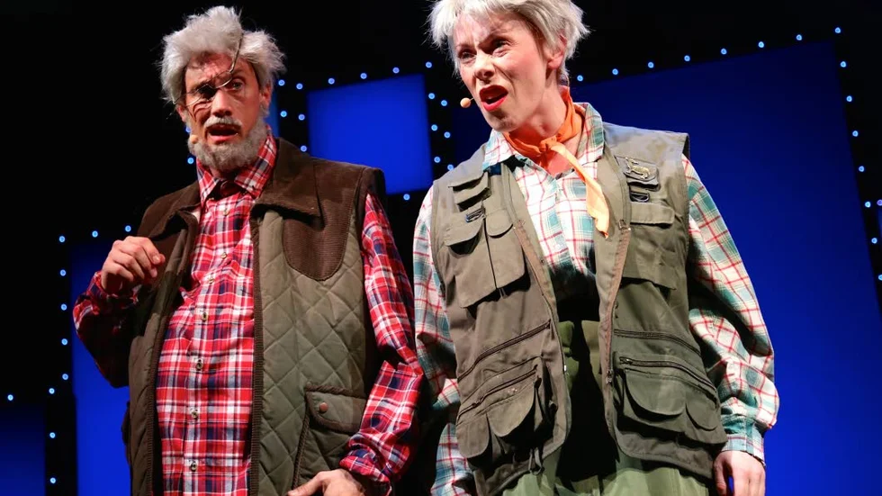 Ola Forssmed och Rachel Mohlin tar salongen med storm som Leif GW Persson – och hans syster Birgitta i R.E.A:s 15–årsjubileum på Intiman i Stockholm.