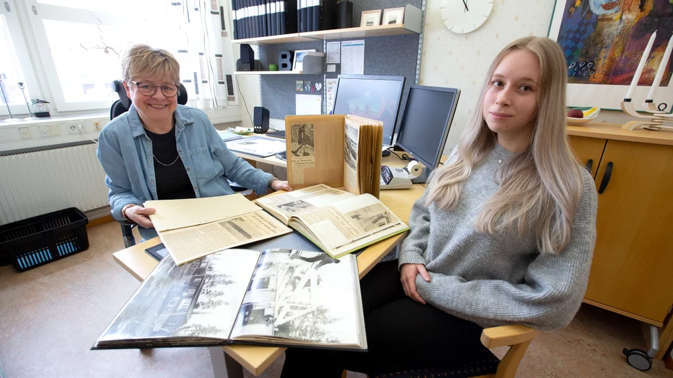 Under drygt ett års tid har Barbro Holmberg och Paulina Sernhov jobbat med att ta fram ett omfattande material till boken om elevbyggena. Nu är den tryckt i 200 exemplar och boksläppet kommer att ske i elevernas byggverkstad på Strömbackaskolan i början av maj.