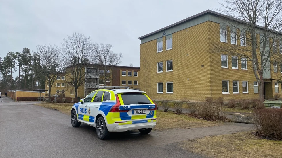 Den rånmisstänkta trion får sitta kvar i häktet efter händelsen på Dunderbacksområdet i slutet  av mars.