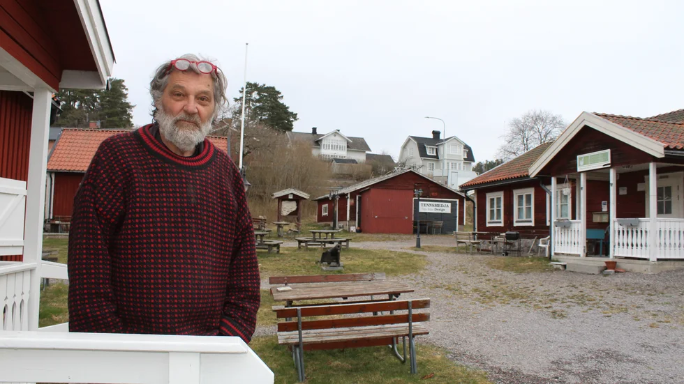 Finsnickaren Björn Ohlin är ny hyresgäst i Hantverksbyn i Kolmården.