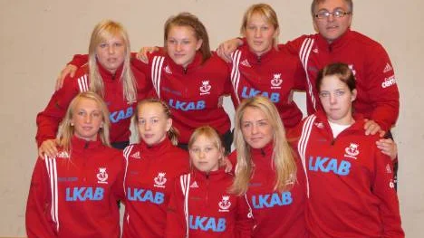 Gällivares succétjejer. Bakre raden fr.v: Hanna Johansson, Johanna Mattsson, Lisa Mattson och Håkan Johansson (ledare). Främre raden fr.v: Sofia Mattson, Linda Larsson, en supporter, Jana Kuznecova och Amanda Wikman.