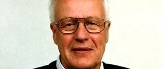 Centerveteran ryter till