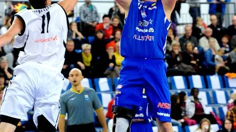 Aj, aj, aj, kapten. Johan Åkesson brände två straffkast när LF Basket skulle avgöra.