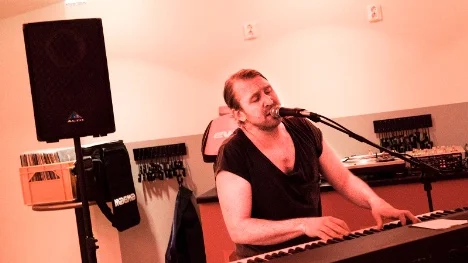 Jester. Jonathan Lundberg spelade melodiös pop på Bistro Norrland.