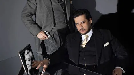 Marcelo Álvarez (sittande) som Gustav II och Dmitri Hvorostovsky som Anckarström i Verdis "Maskeradbalen" på Metropolitan och som direktsänds i Norrbotten.
