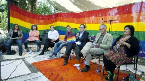 Carola Lidén (C), Annika Eriksson (MP), Anders Josefsson (M), Jonas Brännberg (Rättvisepartiet socialisterna), Thomas Olofsson (FP), Karl Petersen (S) och Nina Berggård (V) deltog i debatten om HBTQ-personers rättigheter i samhället.