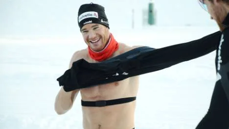Uppgiven - men glad ändå. Den schweiziske skidstjärnan Dario Cologna har svårt att se någon annan vinnare än Marcus Hellner på VC-premiären i Gällivare.