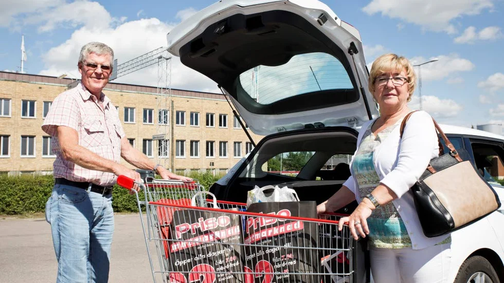 Gull-Britt Karlsson och Jan-Olof Andersson handlar ofta på Priso. "En bra affär", är de överens om.