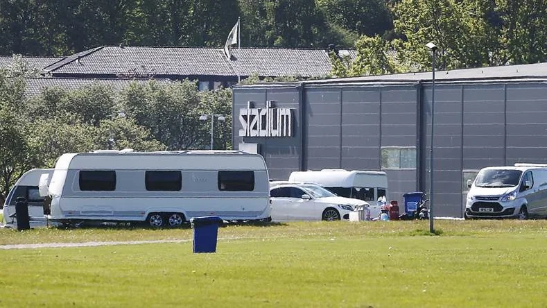 Väktare och väghinder sätts in för att lugna ner de så kallade vildcamparna på Himmelstalundsområdet i Norrköping.