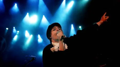 Henrik Berggren under Broder Daniels avskedskonsert på festivalen Way out west 2008. Konserten var en hyllning till bandets bortgångne gitarrist Anders Göthblad.